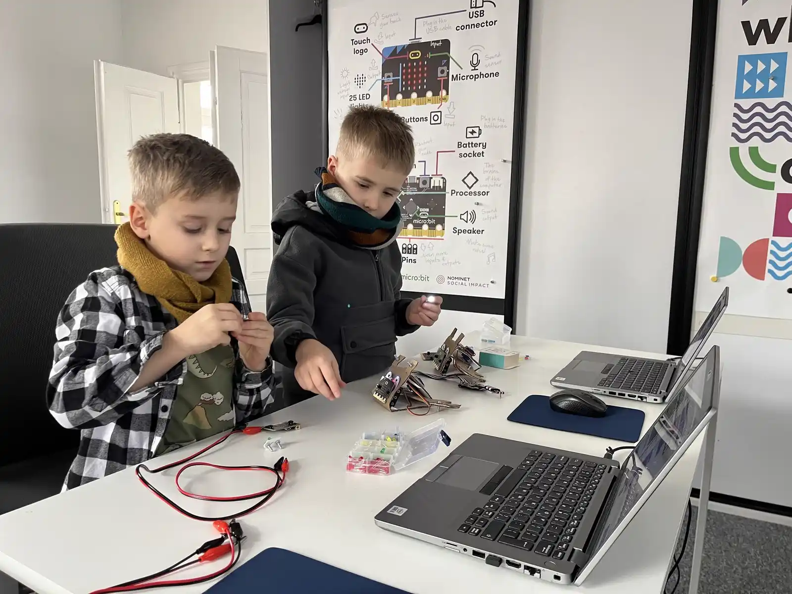 Roboty LOFI i micro:bit na warsztatach JuniorAI