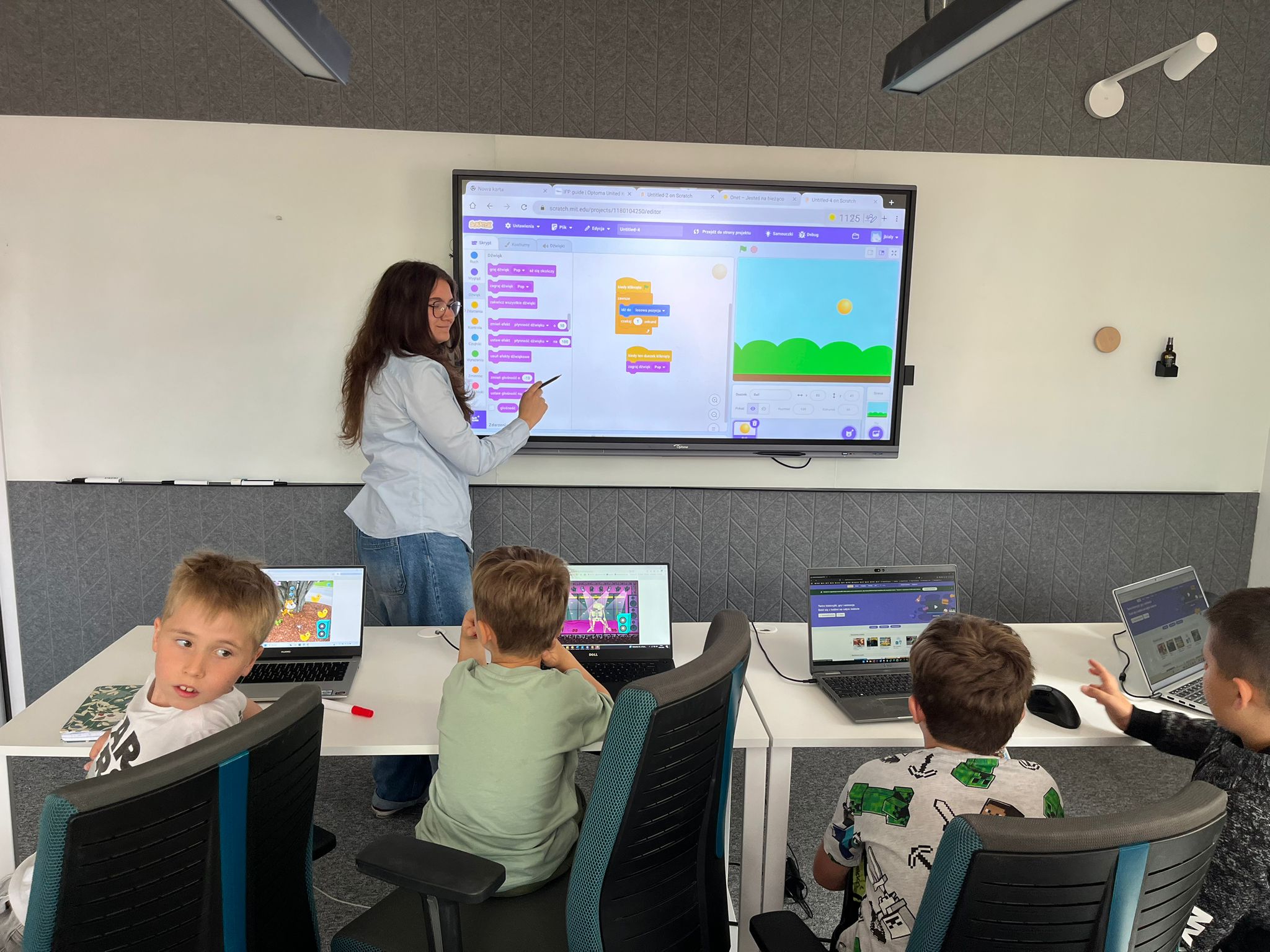 Junior AI - Szkoła programowania dla dzieci w Tarnowie z salą komputerową i robotami edukacyjnymi