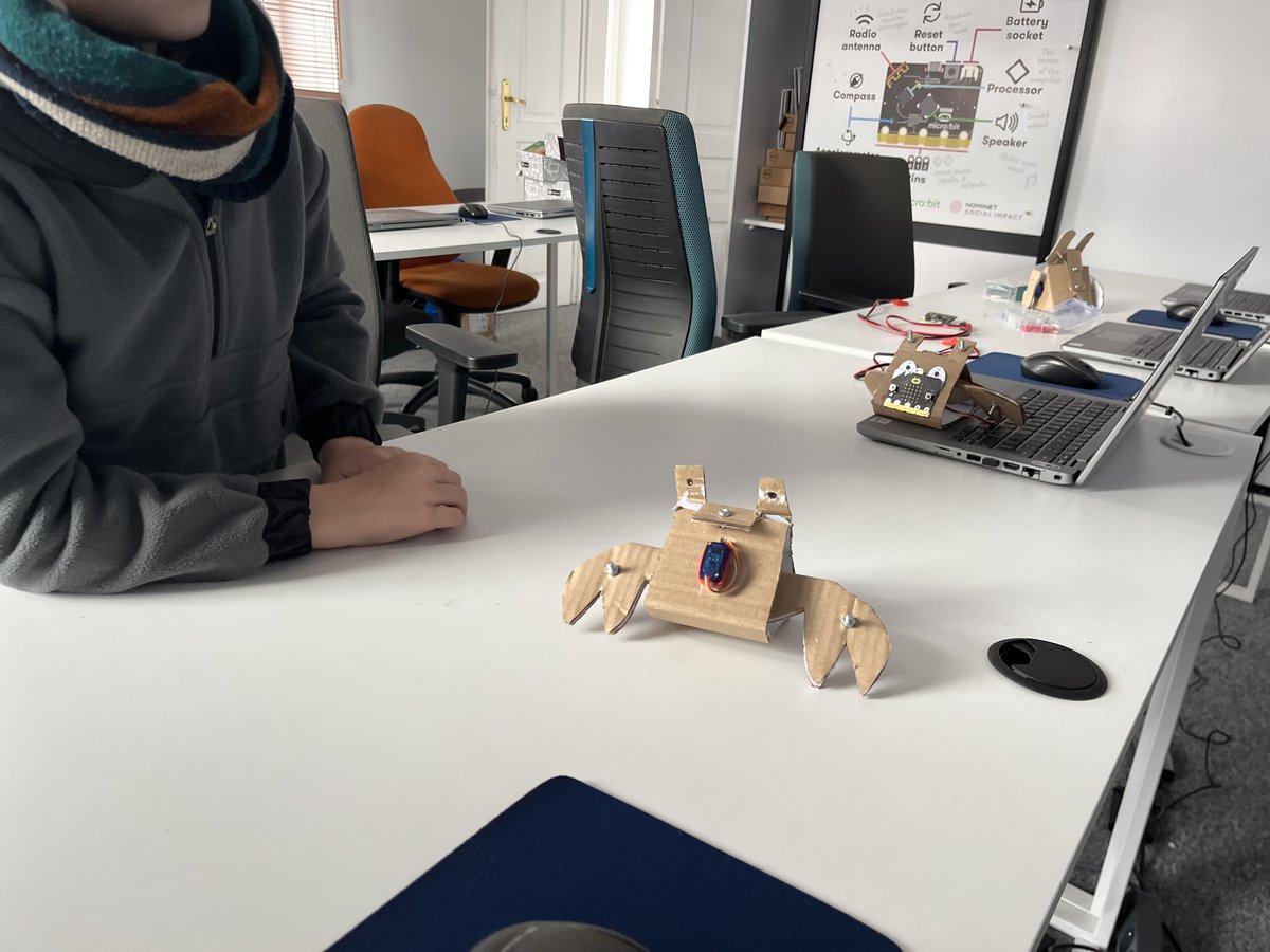 Robot krab budowany na zajęciach robotyki