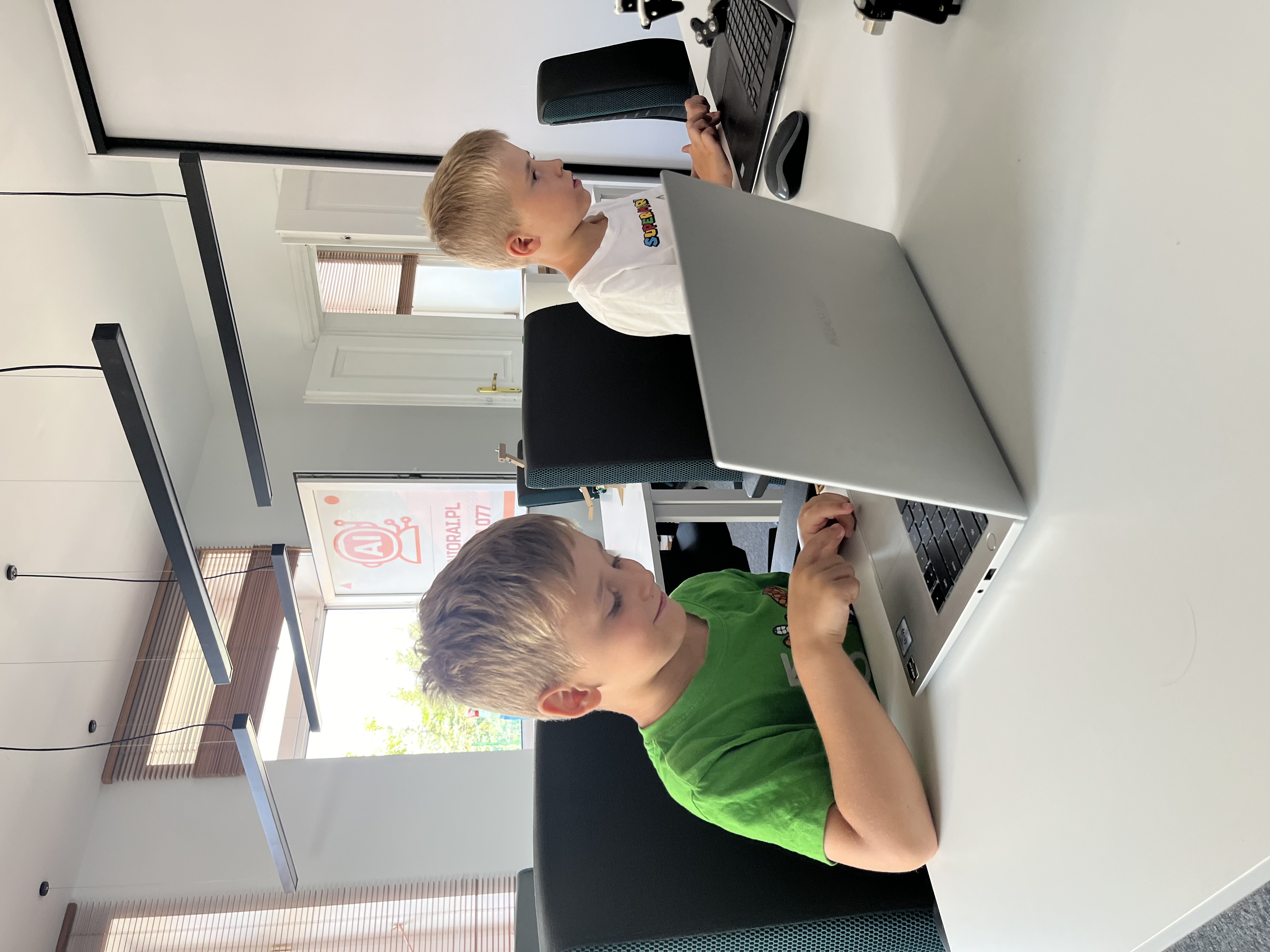 Junior AI – stanowiska komputerowe i wyposażenie sali